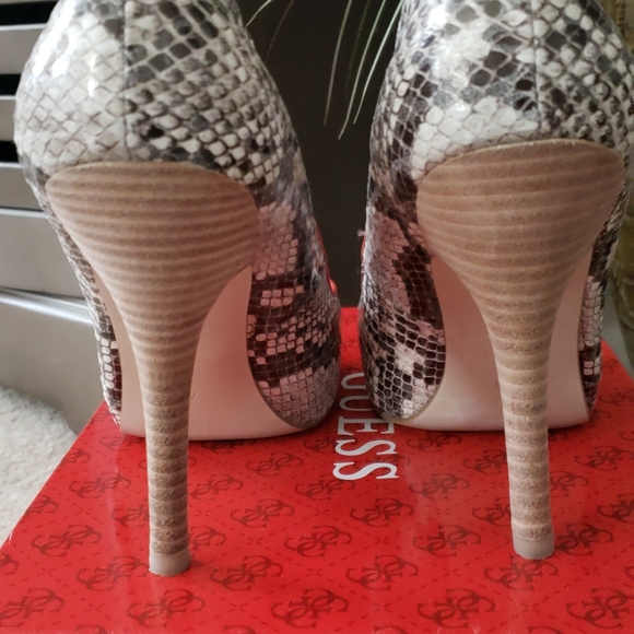 GUESS 7 1/2 Snake Skin Pumps - Picture 3 of 5
